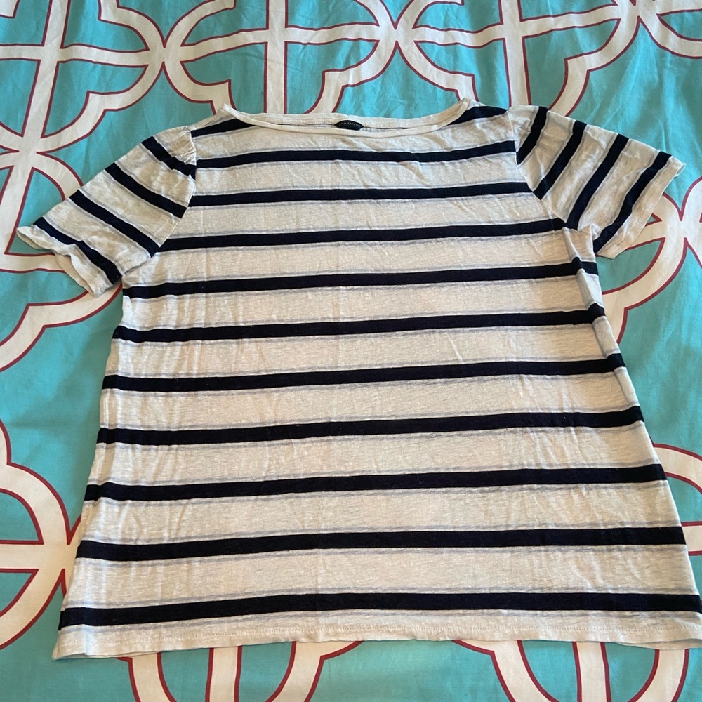 Ann Taylor t-shirt that was only worn twice. Very soft and light.